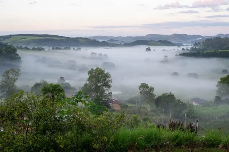 Vista do vale cercado por natureza